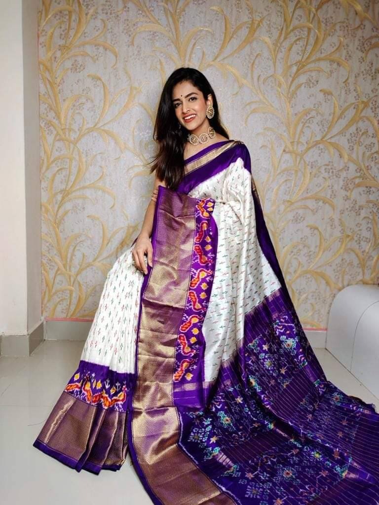 Trending White Pochampally Ikkat Handloom Soft Silk saree